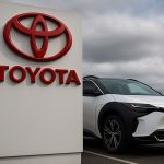 Toyota enfrenta críticas mientras apoya a los negacionistas del clima, lo que descarrila su imagen limpia y futuro de vehículos eléctricos.